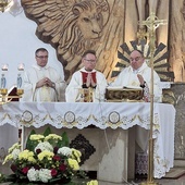 	Eucharystię sprawowali (od prawej): ks. Krzysztof Orzeł, ks. Jacek Kucharski i ks. Dariusz Zając.