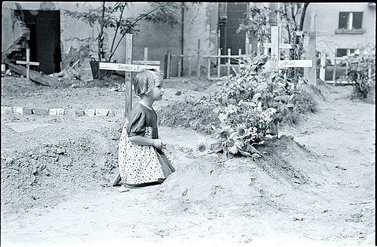 Znany obraz dokumentalisty: kilkulatka przy grobach. Odnaleziona po 40 latach przyznała, że przychodziła na mogiłę, bo był w niej pochowany niemowlak.