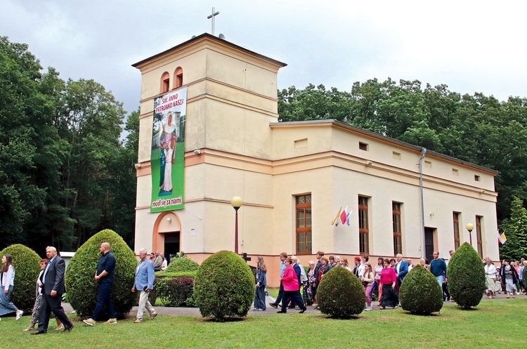 Malowniczo położy kościół przy lesie co roku przyciąga pielgrzymów.