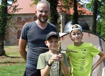 Każda rodzina miała za zadanie zrobienie swojego znaku wiary. Większość zrobiła krzyże z patyków.