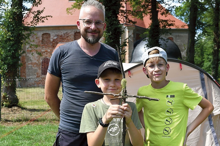 Każda rodzina miała za zadanie zrobienie swojego znaku wiary. Większość zrobiła krzyże z patyków.