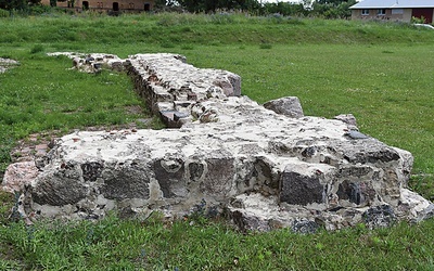 Relikty kamiennych ścian i murów fundamentowych przy ścianie południowej.