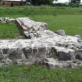 Relikty kamiennych ścian i murów fundamentowych przy ścianie południowej.