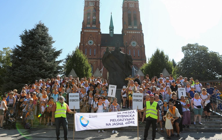 Pielgrzymka to potężne przedsięwzięcie logistyczne. Oprócz muzycznych czy kierujących ruchem, pielgrzymom posługują medycy czy - ważni, a często niedostrzegani - panowie, którzy dbają o wywóz śmieci. 