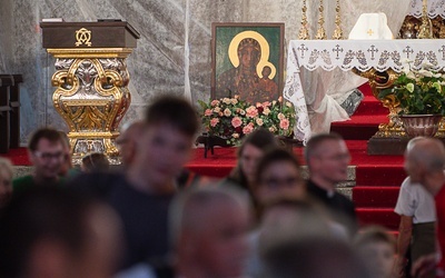 Pątnikom w drodze towarzyszy obraz Matki Boskiej Częstochowskiej.