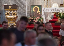 Pątnikom w drodze towarzyszy obraz Matki Boskiej Częstochowskiej.