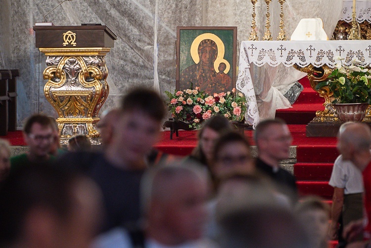 Pątnikom w drodze towarzyszy obraz Matki Boskiej Częstochowskiej.