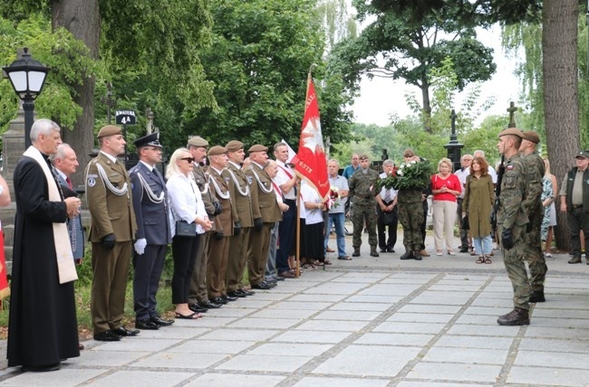 Modlitwa przy grobie bp. Edwarda Materskiego