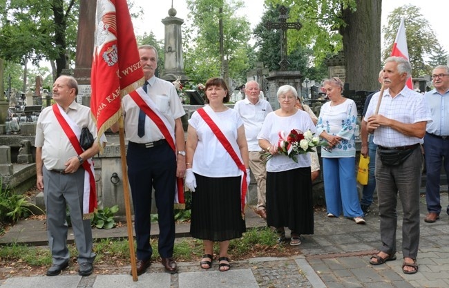 Modlitwa przy grobie bp. Edwarda Materskiego