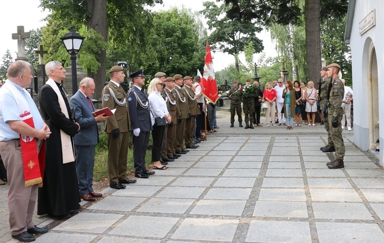 Modlono się przy grobie bp. Materskiego.