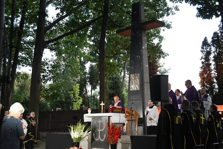 Msza św. na cmentarzu Powstańców Warszawy