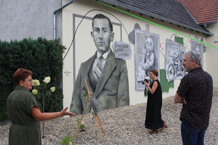 Najpiękniejsza wieś Oleszka. Mural Franciszka Lepicha