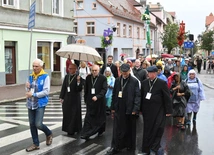 Niestraszny im deszcz ani upał, bo idą spotkać się z Matką na Jasnej Górze