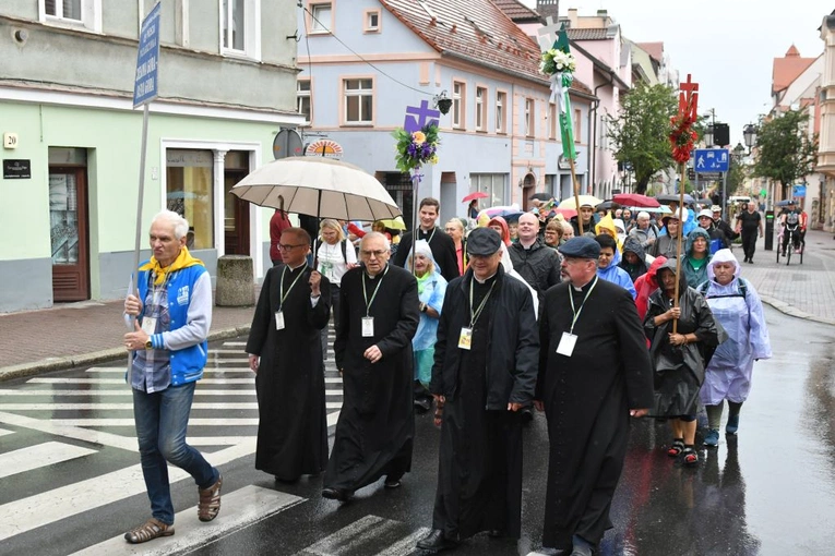 Niestraszny im deszcz ani upał, bo idą spotkać się z Matką na Jasnej Górze
