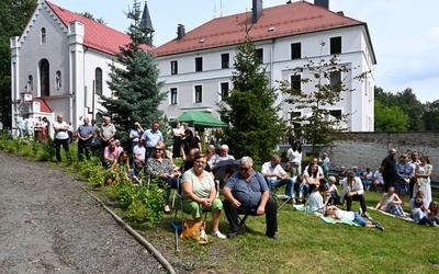 Wielbiąc Boga z Maryją i aniołami