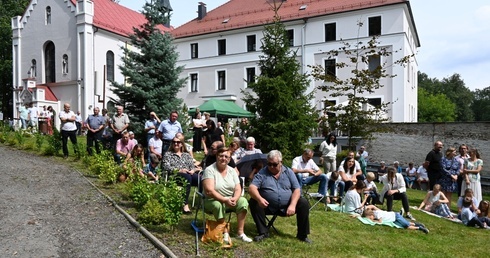 Wielbiąc Boga z Maryją i aniołami