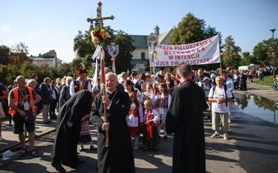 Kraków: Ponad 6 tysięcy pielgrzymów wyruszyło z wawelskiego wzgórza na Jasną Górę