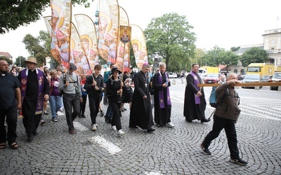 Łowicka Piesza Pielgrzymka Młodzieżowa na Jasną Górę po raz 29. na szlaku