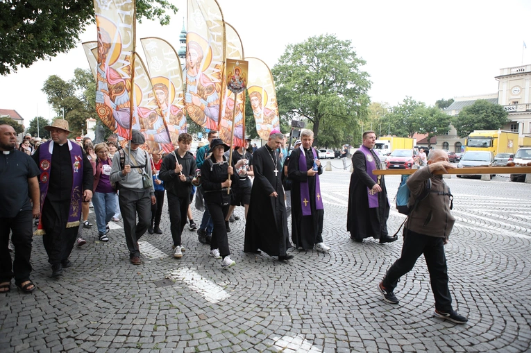 Łowicka Piesza Pielgrzymka Młodzieżowa na Jasną Górę po raz 29. na szlaku