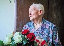 	Bohaterka 18 sierpnia skończy 98 lat. Z oddaniem opowiada o czasie II wojny światowej i reprezentuje wszystkich kolegów i koleżanki, którzy razem z nią walczyli o Warszawę.