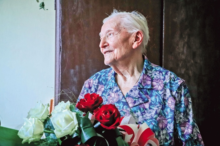 	Bohaterka 18 sierpnia skończy 98 lat. Z oddaniem opowiada o czasie II wojny światowej i reprezentuje wszystkich kolegów i koleżanki, którzy razem z nią walczyli o Warszawę.