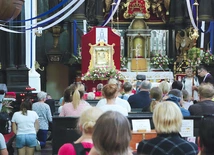 	Święta Rodzina od trzech wieków wysłuchuje próśb i podziękowań w miejscowym wizerunku. 
