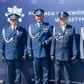 Ks. Waldemar Maliszewski (z prawej) z Brązowym Krzyżem Zasługi.