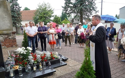 Modlitwa przy grobie mistyczki obok lubeckiego kościoła.