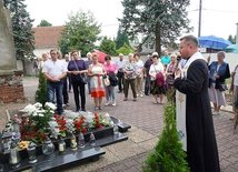 Modlitwa przy grobie mistyczki obok lubeckiego kościoła.