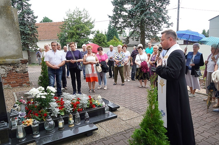 Modlitwa przy grobie mistyczki obok lubeckiego kościoła.