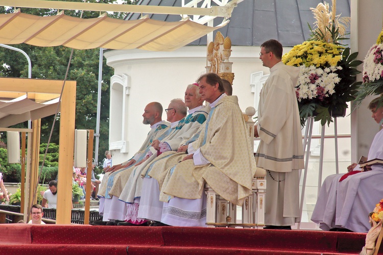 Mszy św. na wałach jasnogórskich przewodniczył bp Marek Szkudło.