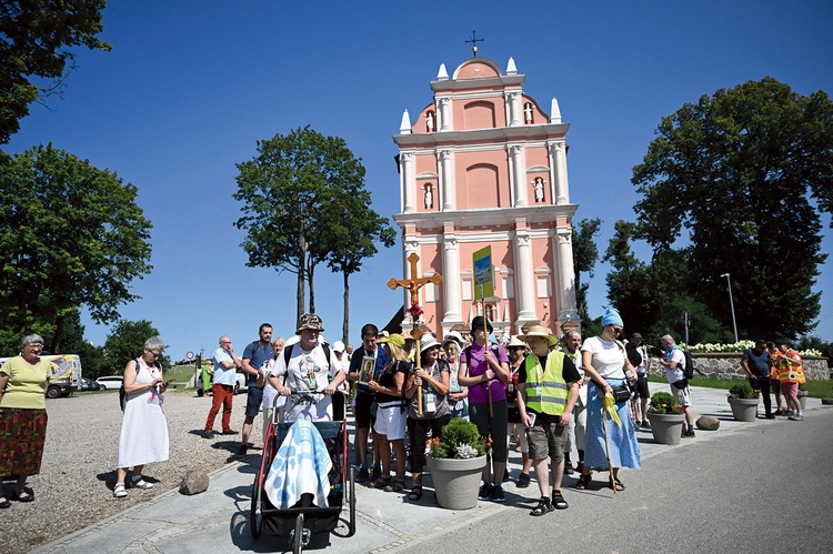 	Pielgrzymi ruszają sprzed bazyliki w Skrzatuszu.