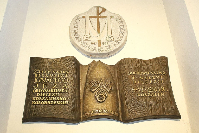 	Tablica upamiętniająca kardynała nominata w kruchcie pod wieżą.