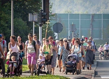 Każdego roku rzesze pątniczek wyruszają w drogę, by dystans pomiędzy swoją parafią a bazyliką w Piekarach Śląskich pokonać pieszo.