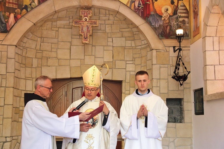 	– Z tego, co cząstkowe, maleńkie, niepozorne, Bóg jak cierpliwy murarz zbiera materiał  do odbudowy  swojego Kościoła  – mówił bp Muskus.