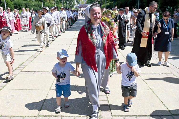 	– Młodość jest fajna! Podziwiam entuzjazm młodych – mówi nazaretanka s. Natalia.