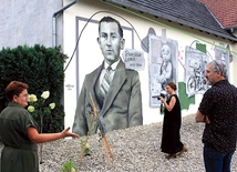 	Od lewej: sołtys Anna Knop, Magdalena Górniak i Jarosław Gałęza, dyrektor Muzeum Wsi Opolskiej.
