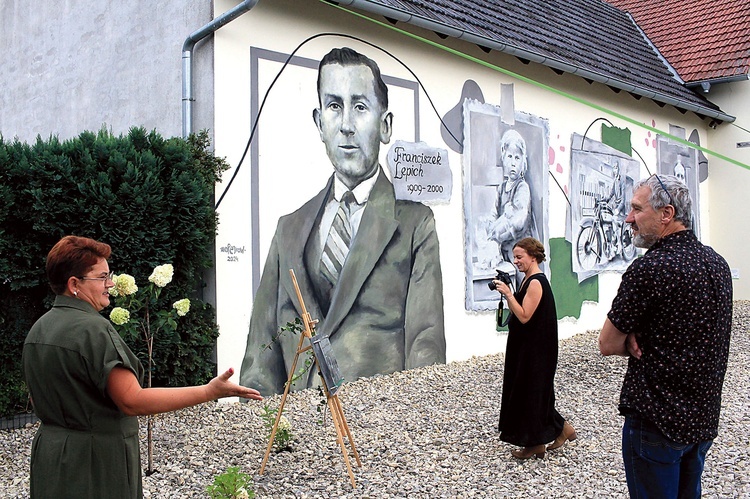 	Od lewej: sołtys Anna Knop, Magdalena Górniak i Jarosław Gałęza, dyrektor Muzeum Wsi Opolskiej.