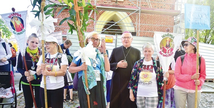 Arcybiskup Józef Górzyński pobłogosławił pielgrzymów, wypraszając dla nich wszelkich Bożych łask na trud drogi.