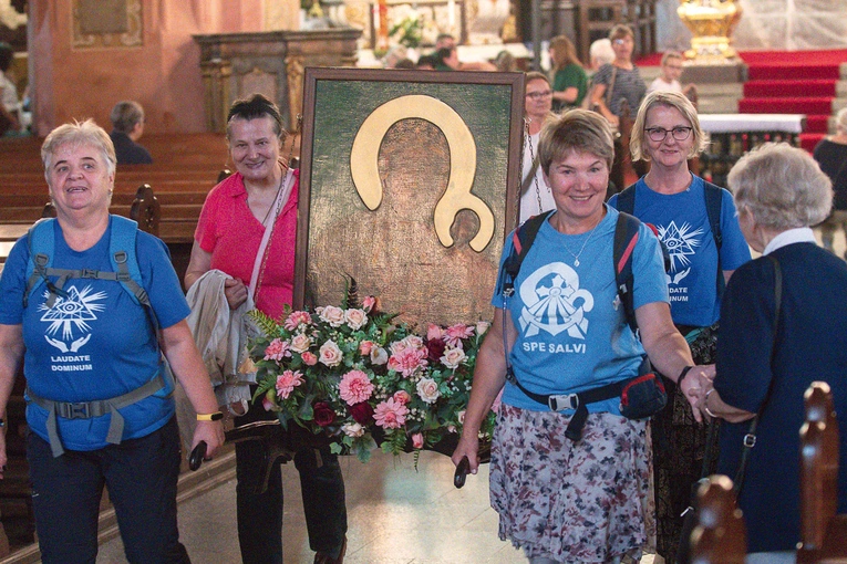 Pątnikom w wędrówce towarzyszy wizerunek Matki Bożej Częstochowskiej.