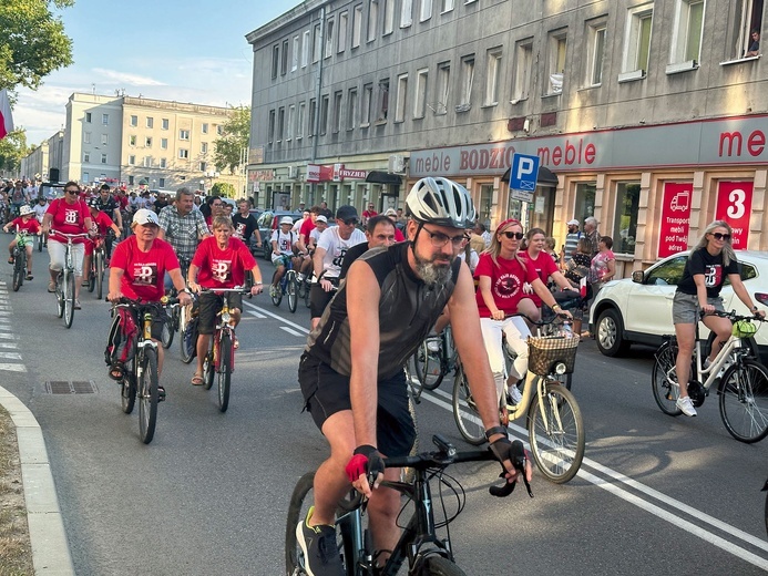 	W rajdzie pojechało około tysiąca rowerzystów.