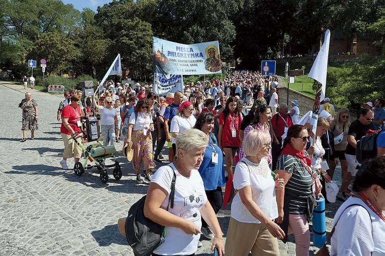 Pielgrzymi będą szli przez 9 dni i przemierzą każdego dnia średnio ok. 30–40 km.