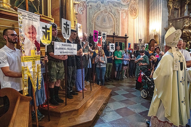 Kard. Kazimierz Nycz prosił także pątników o modlitwę za Kościół warszawski.