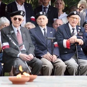 W obchodach wzięli udział uczestnicy zrywu, m.in. żołnierz Armii Krajowej i harcerz Szarych Szeregów.