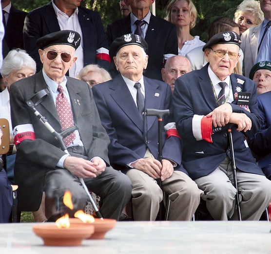 W obchodach wzięli udział uczestnicy zrywu, m.in. żołnierz Armii Krajowej i harcerz Szarych Szeregów.