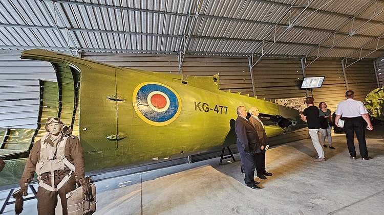 W Zabawie otwarto dla zwiedzania hangar, w którym znalazły się części Dakoty, takiej, jaka lądowała na lądowisku Motyl.