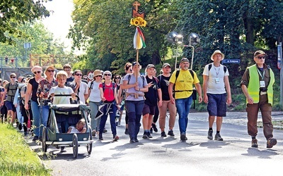 Tym razem na maryjny szlak wyszło ponad 1100 osób.