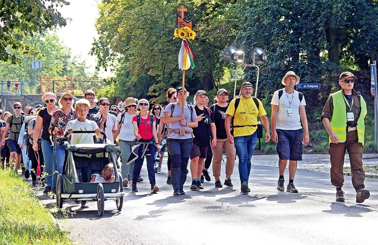 Tym razem na maryjny szlak wyszło ponad 1100 osób.