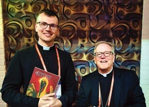 Wrocławski kapłan wraz z bp. Robertem Barronem podczas sesji.