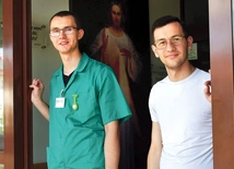 Klerycy dziękują księżom, całemu personelowi, wspólnocie parafialnej i wszystkim chorym za ogromną życzliwość. – Z takimi ludźmi praktyki nie są żmudnym obowiązkiem, ale ważną lekcją – podkreślają.